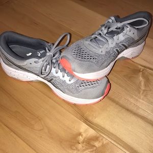 Lightly used asics running shoe!